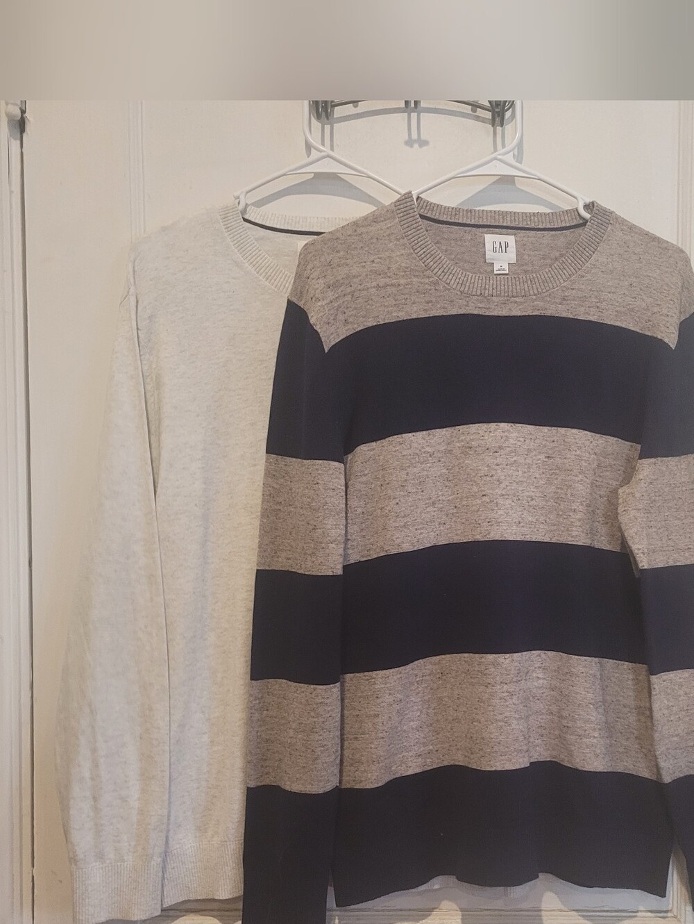 Mens Size Medium Lot Of 2 GAP Lightweight Crewneck Sweaters Oatmeal Blue Stripe